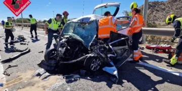 Fallece una joven de 20 años en un accidente tras colisionar su coche contra un camión en Orihuela
