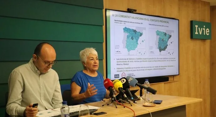 La Comunitat Valenciana entre las CCAA con menos oportunidades de renta: Alicante, en el foco de la pobreza relativa 1 La Comunitat Valenciana entre las CCAA con menos oportunidades de renta: Alicante, en el foco de la pobreza relativa