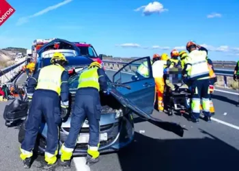 Herido en accidente de tráfico en la A-33 en Villena tras colisionar con un camión averiado