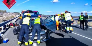 Accidente en la A-33 en Villena: un hombre herido tras chocar su coche con un camión averiado