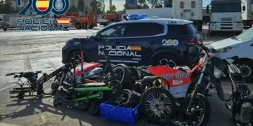 Tres Jóvenes Detenidos en Sagunt por el Robo de 20 Ciclomotores: Dos Son Menores de Edad