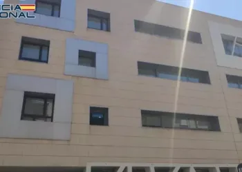 Detienen a un hombre por extorsionar a un promotor inmobiliario en Alicante con amenazas y exigencias de 100.000 euros en una operación fallida de criptomonedas