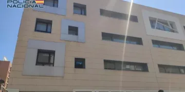 Detienen a un hombre por extorsionar a un promotor inmobiliario en Alicante con amenazas y exigencias de 100.000 euros en una operación fallida de criptomonedas