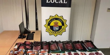 La Policía Local de El Campello recupera alimentos robados en un bar: productos de alta gama valorados en 800 euros
