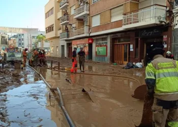 Bomberos de Granada recuperan varios cuerpos en vehículos tras la DANA en Valencia