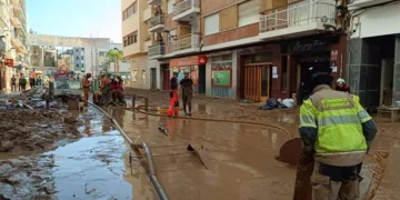 Bomberos de Granada recuperan varios cuerpos en vehículos tras la DANA en Valencia