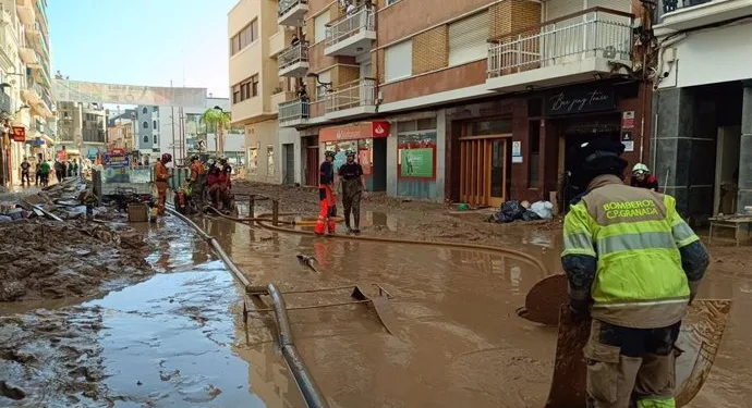 Bomberos de Granada recuperan varios cuerpos en vehículos tras la DANA en Valencia 1 Bomberos de Granada recuperan varios cuerpos en vehículos tras la DANA en Valencia