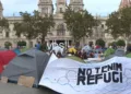 La acampada por el derecho a la vivienda en Valencia se enfrenta a decidir su continuidad tras la manifestación de "Valéncia no està en venda"