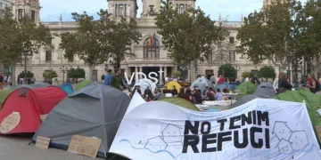 La acampada por el derecho a la vivienda en Valencia se enfrenta a decidir su continuidad tras la manifestación de "Valéncia no està en venda"