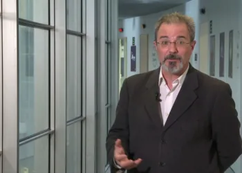 El Ayuntamiento de Valencia se enfrenta a críticas por mantener el premio de igualdad a Carlos Flores