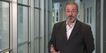 El Ayuntamiento de Valencia se enfrenta a críticas por mantener el premio de igualdad a Carlos Flores