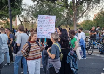 Los valencianos se levantan: Manifestación masiva exige control de los alquileres y el fin de los pisos turísticos en la ciudad 5 Los valencianos se levantan: Manifestación masiva exige control de los alquileres y el fin de los pisos turísticos en la ciudad