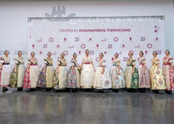 El desfile de Espai Indumentària Valenciana contó con la Fallera Mayor y su Corte de Honor