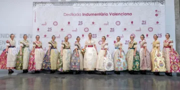 El desfile de Espai Indumentària Valenciana contó con la Fallera Mayor y su Corte de Honor