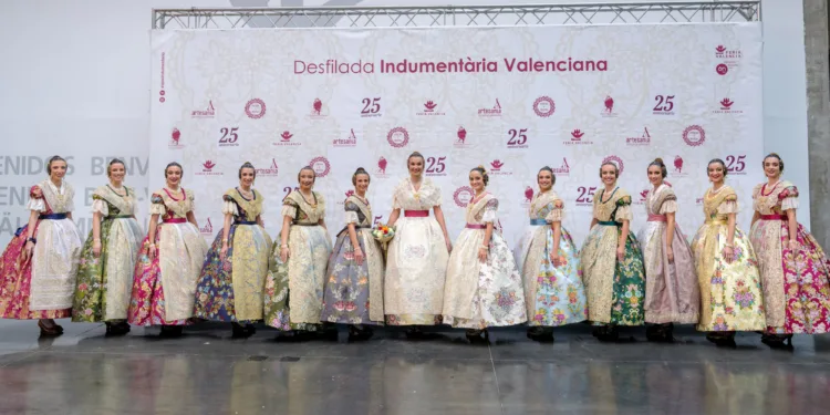 El desfile de Espai Indumentària Valenciana contó con la Fallera Mayor y su Corte de Honor 1 El desfile de Espai Indumentària Valenciana contó con la Fallera Mayor y su Corte de Honor