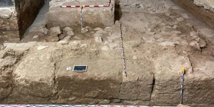 Las obras de un hotel en Valencia sacan a la luz un tramo de la muralla y otro del colector islámico