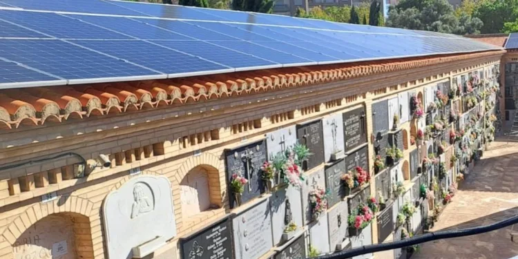 Valencia transforma sus cementerios en la mayor planta fotovoltaica de Europa: Un proyecto pionero de sostenibilidad energética 1 Valencia transforma sus cementerios en la mayor planta fotovoltaica de Europa: Un proyecto pionero de sostenibilidad energética