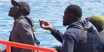 Rescatada una patera con 14 personas en la playa de Arenales del Sol, Elig