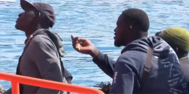 Rescatada una patera con 14 personas en la playa de Arenales del Sol, Elig