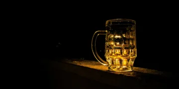 La cerveza: ¿El nuevo elixir de la vida o un mero placebo dorado?