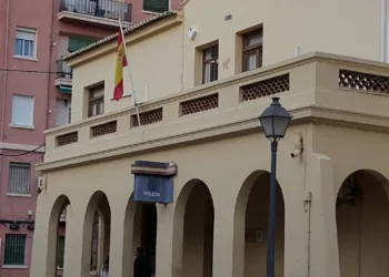 Hombre intenta asesinar a su compañero de piso en Valencia y se fuma un cigarro mientras lo ve desangrarse