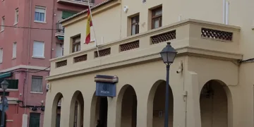 Hombre intenta asesinar a su compañero de piso en Valencia y se fuma un cigarro mientras lo ve desangrarse