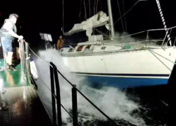 Rescate de Cuatro Tripulantes de un Velero a la Deriva Cerca de la Isla de Tabarca, Alicante