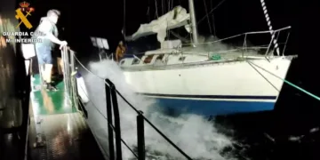 Rescate de Cuatro Tripulantes de un Velero a la Deriva Cerca de la Isla de Tabarca, Alicante