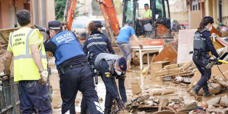 Policías municipales de Madrid refuerzan la respuesta ante la DANA en Valencia: 180 agentes apoyan en La Torre y municipios de l’Horta Sur 1 Policías municipales de Madrid refuerzan la respuesta ante la DANA en Valencia: 180 agentes apoyan en La Torre y municipios de l’Horta Sur
