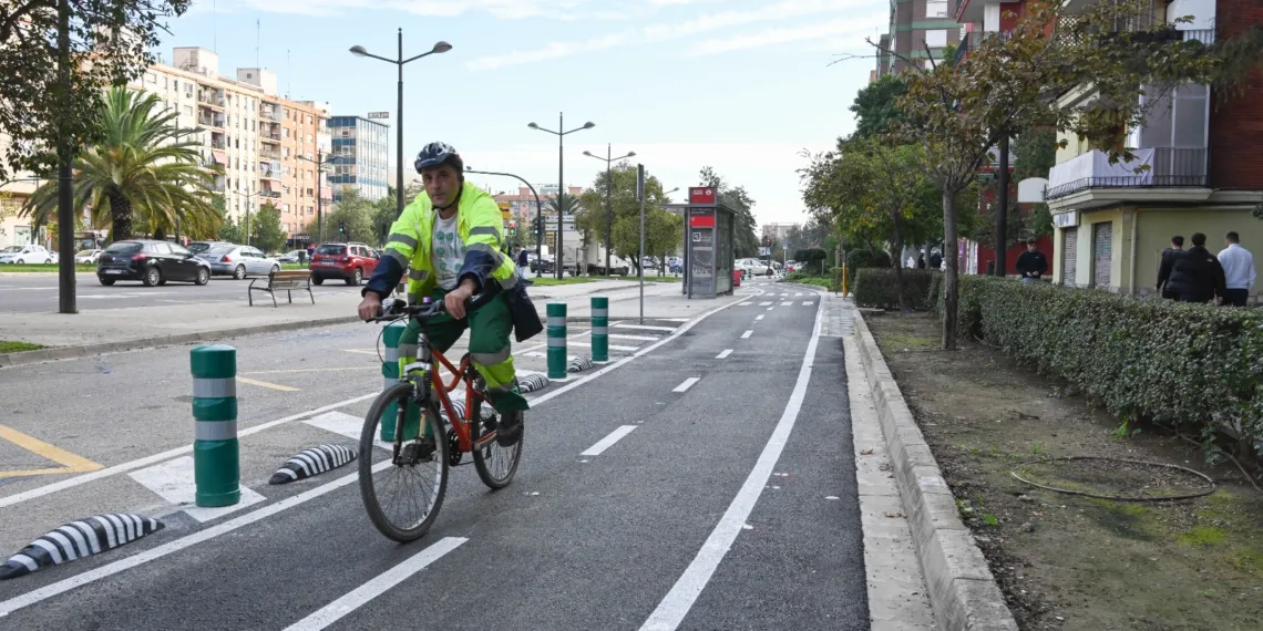 Abierto todo el nuevo carril bici de la Avenida del Cid 1 Abierto todo el nuevo carril bici de la Avenida del Cid