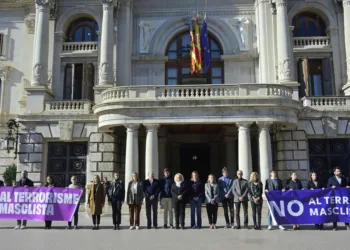 Valencia guarda un minuto de silencio por la ultima victima de violencia machista y refuerza su compromiso en la lucha contra esta lacra