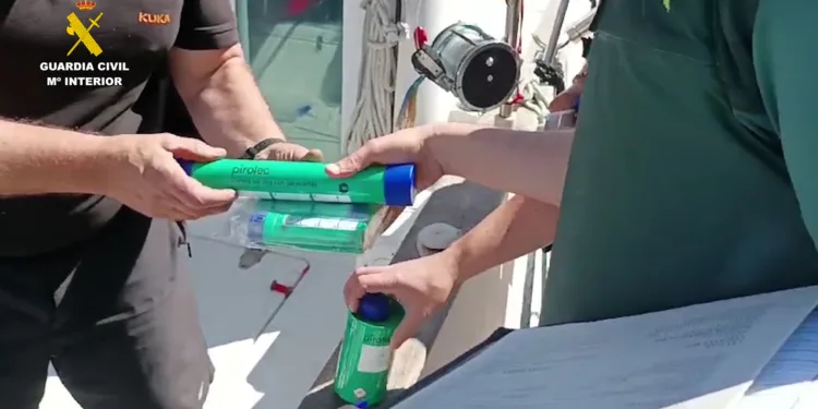 La Guardia Civil interviene más de 1.000 artículos pirotécnicos de uso náutico en la campaña "Bengala"