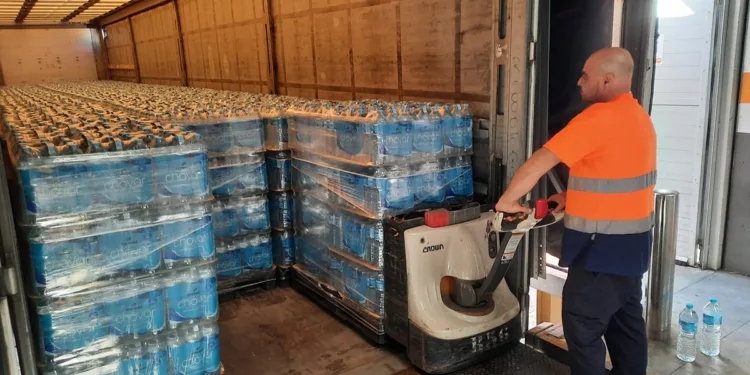 Consum colabora con Generalitat y Ayuntamientos para el envío diario de alimentos y agua a los afectados por la DANA de Valencia