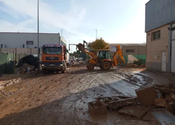 El Consell se hace cargo de la limpieza de los viales y accesos y de la retirada de lodo en 40 áreas industriales afectadas por la DANA