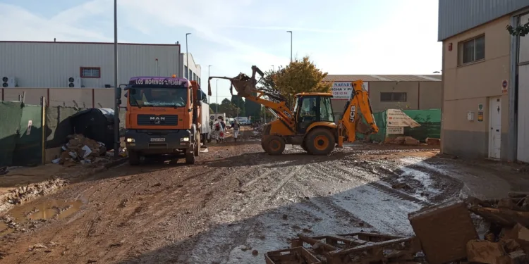 El Consell se hace cargo de la limpieza de los viales y accesos y de la retirada de lodo en 40 áreas industriales afectadas por la DANA