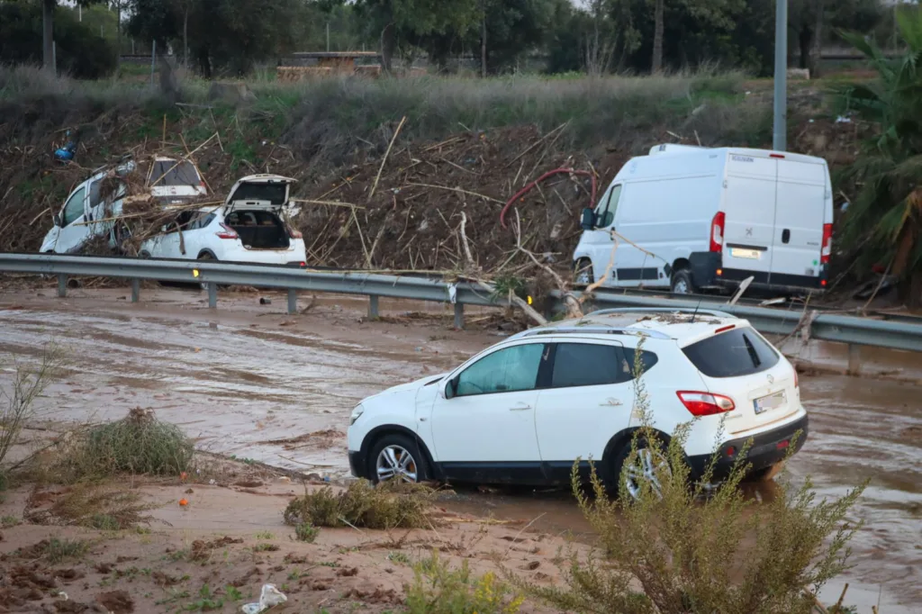 La Policía Local de Torrent hace un llamamiento a los propietarios de vehículos afectados por la DANA 3 311