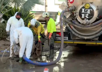 Cecopi estima que se necesitan más de cien camiones para desatascar el alcantarillado colapsado tras la DANA