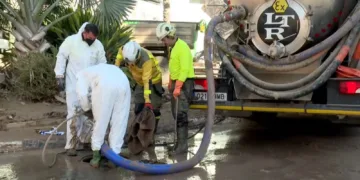 Cecopi estima que se necesitan más de cien camiones para desatascar el alcantarillado colapsado tras la DANA