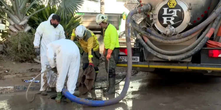 Cecopi estima que se necesitan más de cien camiones para desatascar el alcantarillado colapsado tras la DANA 1 Cecopi estima que se necesitan más de cien camiones para desatascar el alcantarillado colapsado tras la DANA