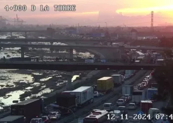 Caos en las entradas a Valencia: kilométricas retenciones en la A-7, pista de Silla y pista de Ademuz