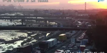 Caos en las entradas a Valencia: kilométricas retenciones en la A-7, pista de Silla y pista de Ademuz