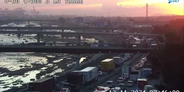 Caos en las entradas a Valencia: kilométricas retenciones en la A-7, pista de Silla y pista de Ademuz 1 Caos en las entradas a Valencia: kilométricas retenciones en la A-7, pista de Silla y pista de Ademuz