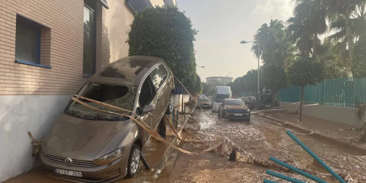 La muerte de una mujer en el Hospital eleva a 224 los fallecidos oficiales de la #DANA de Valencia 1 Vecinos de Benetúser denuncian la falta de coordinación y lentitud en la recuperación tras la DANA
