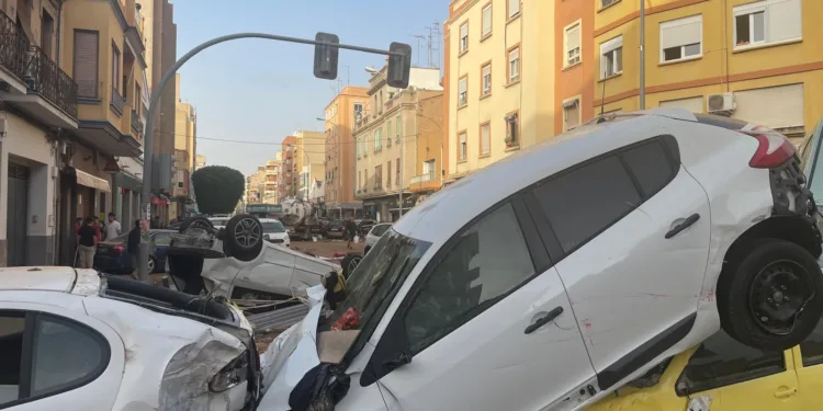 El Consorcio de Seguros fija en 8.000 euros la indemnización media por vehículos afectados por la DANA y en 36.000 euros para comercios 1 Vecinos de Benetúser denuncian la falta de coordinación y lentitud en la recuperación tras la DANA