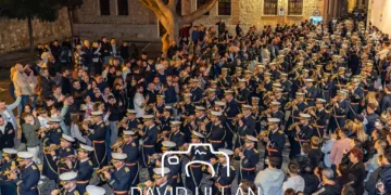 La Hermandad del Cautivo hace historia en la Semana Santa valenciana con una notable procesión y un espectacular acompañamiento musical