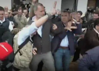 Tensión en Paiporta: Los Reyes y Pedro Sánchez son recibidos con gritos y lanzamiento de objetos en su visita a las zonas afectadas por la DANA