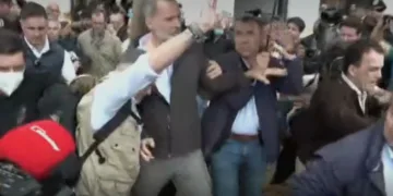 Tensión en Paiporta: Los Reyes y Pedro Sánchez son recibidos con gritos y lanzamiento de objetos en su visita a las zonas afectadas por la DANA