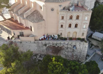 Cullera inicia la reparación de urgencia de la muralla del Castillo tras los daños causados por la DANA