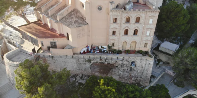 Cullera inicia la reparación de urgencia de la muralla del Castillo tras los daños causados por la DANA