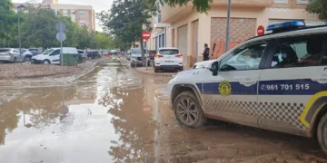 Agentes de la Policía Local de Sueca prestan su apoyo en los municipios más afectados por la DANA